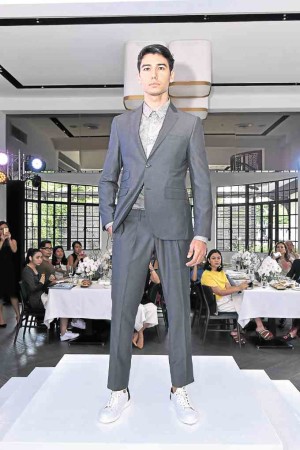 Gray jacket and trousers, and dress shirt from Ricardo Preto’s Fall-Winter 2016 collection