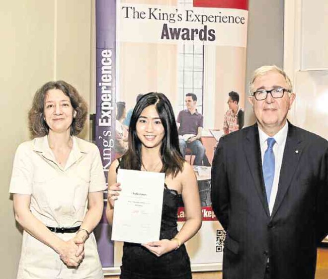 Sofia receiving her Global Experience Award from the principal and vice principal of King’s College London last June.
