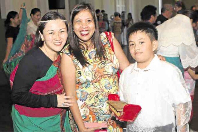 The author with Philippine Embassy attaché Antoinette Bosa Villa and Paolo Villa —PHOTOS