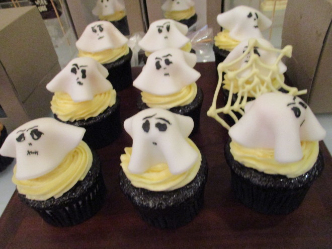 Ghostly cupcakes with marshmallow fondant frosting 