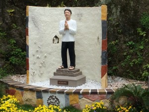 A statue of the first Filipino saint Lorenzo Ruiz on the grounds of the 26 Martyrs Museum