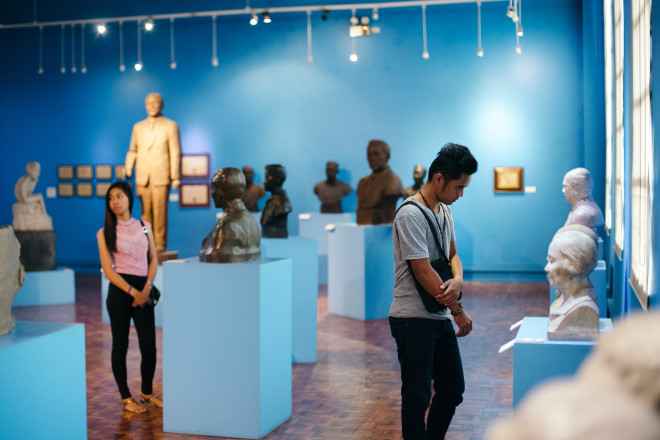 Young museum-goers survey busts by Isabelo Tampinco and other noted sculptors.