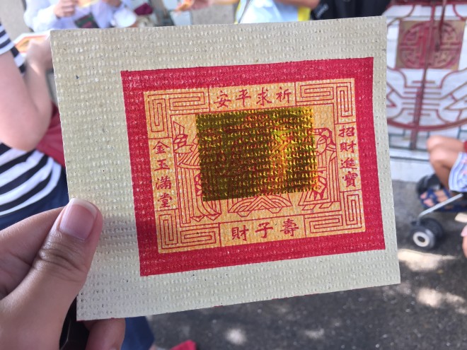 As part of the tour, participants are given paper money and taught how to correctly fold it, in accordance to Chinese funeral tradition. KRISTINE ANGELI SABILLO