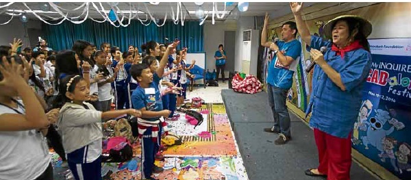 Inquirer president and chief executive officer Alexandra Prieto-Romualdez (right) leads the roster of readers in yesterday’s kick off of the 6th #MyInquirer Read-Along Festival.—ALEXIS CORPUZ