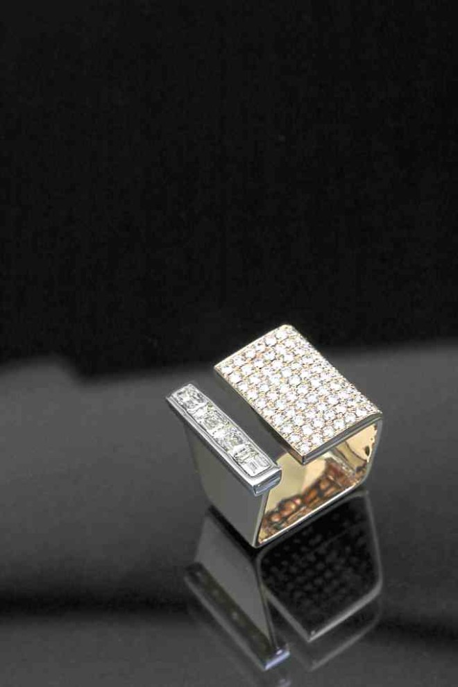 Open cube ring with round diamond pavé and emeraldcut diamond channel set