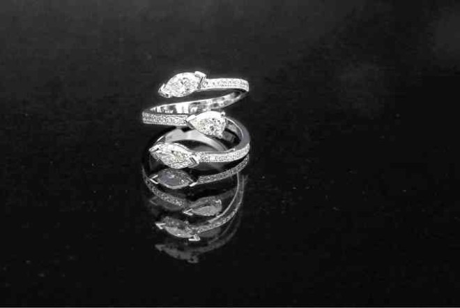 Diamond claw ring in white gold