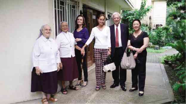 Isabel Preysler visits Assumption in Makati thisweek with Mario Vargas Llosa and her sister, Vicky. The Class ’67 alumna holds the hand of Assumption nun Mother Annunciata Malvar. Alsowith them areMother Paz and Carmen Velayo. —CONTRIBUTED PHOTO