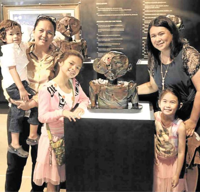 Onib’s daughters Franjo Arias (left) and Bambi Araneta pose with “The Bionic Syndrome.”Onib’s grandchildren are (from left) Lui and Isabelle Arias and Bree Araneta; not in photo is Basti Araneta.