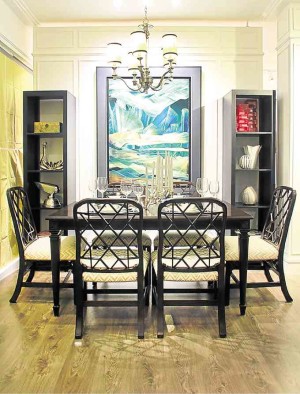 MODERN ECLECTIC DINING SETUP Moroccan trellis-back dining chairs in Philippine mahogany with walnut veneer are teamed with crystal-andsteel chandelier, and modern open shelves in a black satin finish.