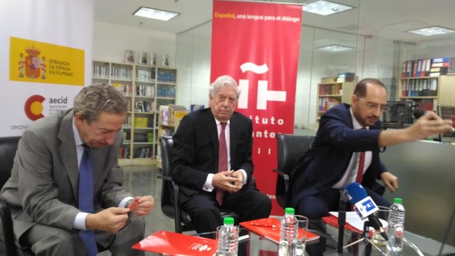 Mario Vargas Llosa (center) during his recent visit to Manila —PHOTO BY TOTEL DE JESUS