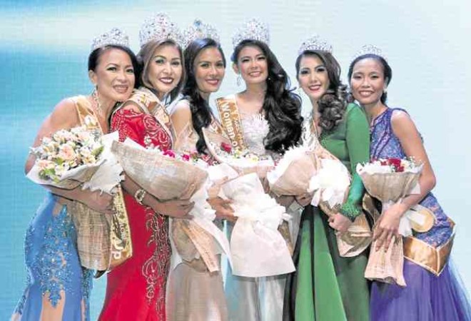 Mrs. Philippines Globe 2016 Fritzie Lexdy Noche, (3rd from left) with runners-up (from left) Nova Christine de la Cruz, Annalyn Marie Gayatin, Timikko Santos, Michelle  Boyero, Niezal Cayangan