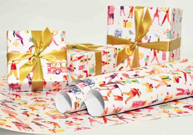 Avail of the free gift wrapping services for items bought at The SM Store for a more fun gift-giving experience with The SM Store’s Christmas gift-giving theme wrapper.