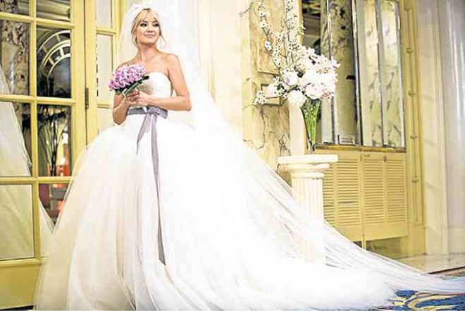 top seller in Asia: KateHudson’s dress in “Bride Wars”
