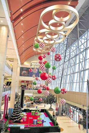 SM City Marikina’s interior highlights a spacious area with colorful high ceilings and circle accents. For the holidays, the mall’s Atrium area features theMagical Shopkins World of Christmas.