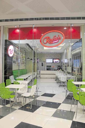 Rodic’s Diner opened its first mall branch at SMCity San Mateo. An iconic food stop in UP for five decades now, Rodic’swas one of the first fast food outlets to serve “tapsilog” in a unique way—with shredded tapa served with fried rice and egg.