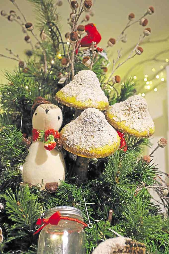 Mushrooms and acorns in this Winter Woodland-theme tree