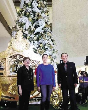 At themall’s Christmas tree lighting: Shangri- La Plaza EVP and GMLala Fojas, Mandaluyong Mayor Menchie Abalos, singer Jose Mari Chan