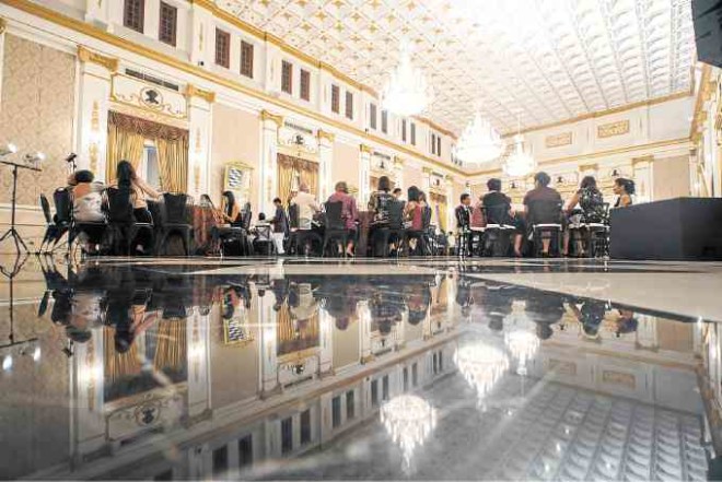 The shiny black pieces of the chessboardmarble floor is like tranquilwater that mirrors the goings-on in the Ayuntamiento’smain hall.