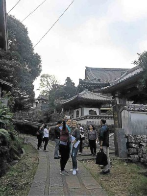 Filipino pilgrims taking a selfie in front of Komyo-ji Temple —PHOTOS BYNIKKA G. VALENZUELA