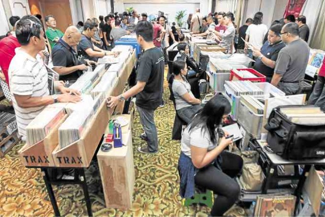 The busiest room in theHifi Show was the record mart. Right:Hipsters and geezers agree—vinyl is better. —PHOTOS BY LEO M. SABANGAN II