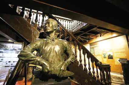 Replica of a 2014 Julie Lluch bust of Bonifacio at the Museo foyer