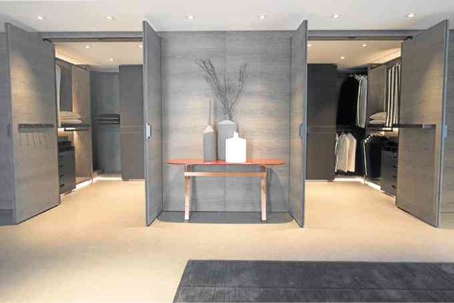 Fully integrated B&B Backstage Wardrobe System (walk-in closet), with leather finish, designed by Antonio Citterio