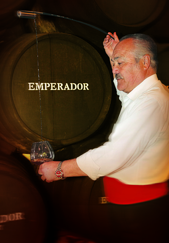 A Spanish venenciador pours Emperador from the barrel into a glss.