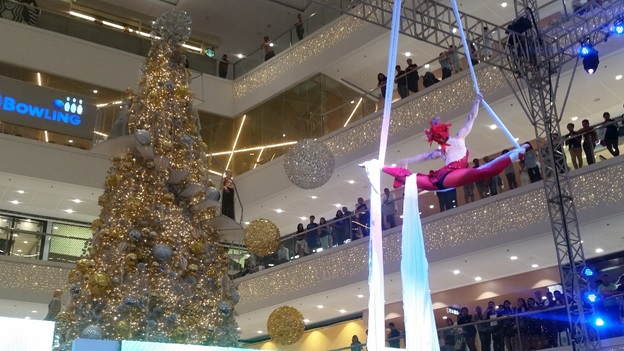 An acrobat of Sky of Snow enchants the audience at the unveiling of the Yuletide centerpiece in Megamall.