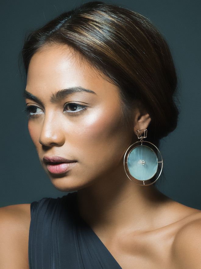 “Mine” pan earrings, inspired by pans used in goldmining. Hand-cutmother-of-pearl in 24K rosegold- dipped pure silver.Handmade in the Philippines. Charcoal asymmetrical gown, Pia Gladys Perez available at Rustan’s Read more: https://lifestyle.inquirer.net/246862/look-winner-london/#ixzz4SIxERuQf  Follow us: @inquirerdotnet on Twitter | inquirerdotnet on Facebook
