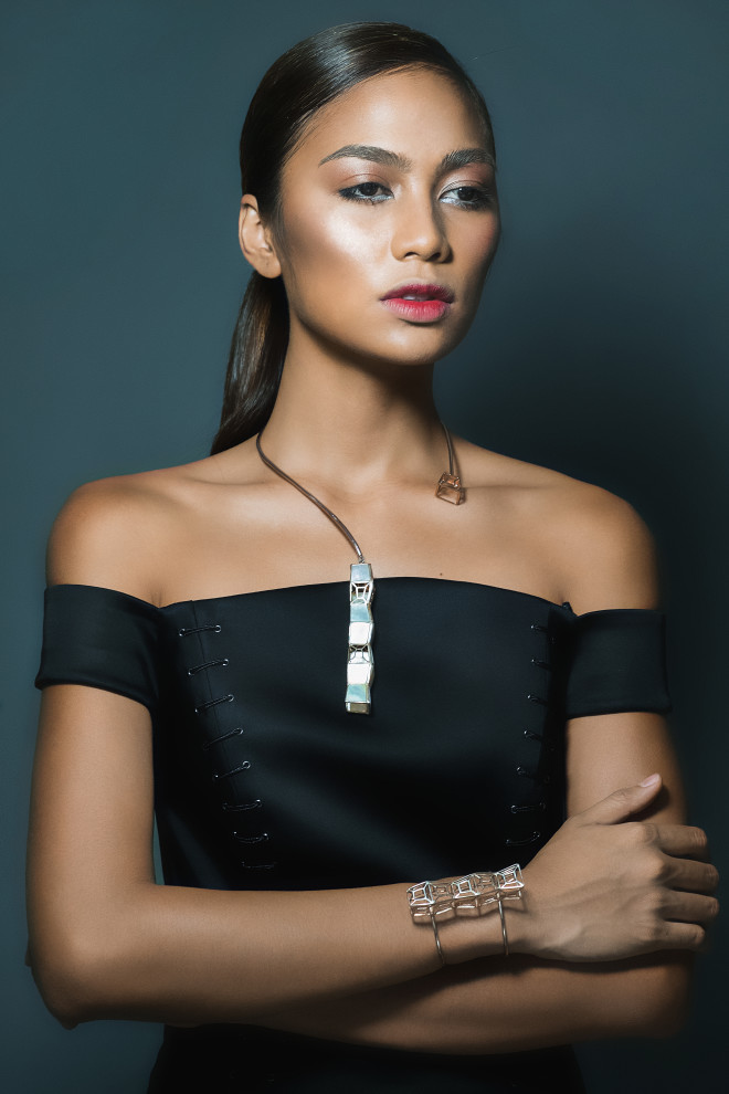 “Mine Shaft” choker necklace, inspired by breathing tubes used by underwater miners. Hand-cut mother-of-pearl in 24K rose-golddipped pure silver. Handmade in the Philippines. Black gown, ABS Couture by Allen Schwartz, available at Rustan’s