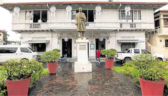 Museo ning Angeles, fronted by heroic figure of José Abad Santos