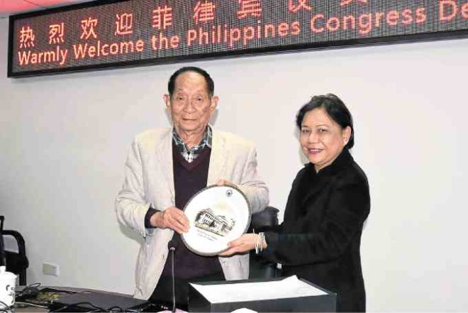Sen. Cynthia Villar presenting a symbolic token to Dr. Yuan Longping in Hunan