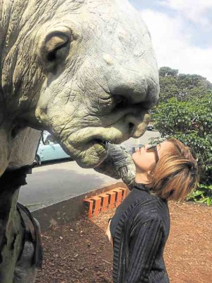 Doing the ‘hongi’—theMaori’s traditional greeting, involving pressing of noses and foreheads—with a troll