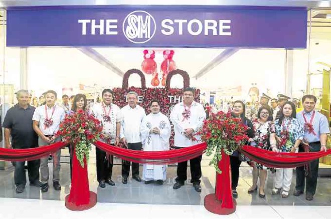 Parañaque City officialswarmlywelcome the reopening of The SMStore Sucat:Mayor Edwin Olivarez (fourth from left) and Janet Angeles Olivarez, 1st District Rep. Eric Olivarez (second from left), 2nd District Rep. Gustavo Tambunting (seventh from left) and Joy Tambunting; together with 1st District Councilor Ricardo Baes Jr., MelanieMalaya from the business permits and licensing office and Mario Jimenez from special services office. Joining them are: Fr.Wilford Urmazawith SM Retail president Jorge T.Mendiola and The SMStore president CheloMonesterio.