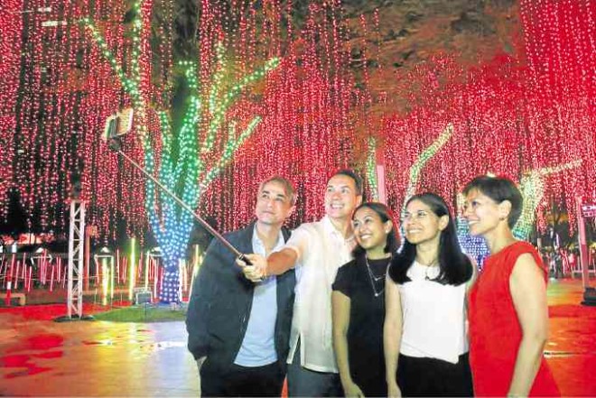 Makati spreads Christmas cheer. Executives of Ayala Land and Makati City gather to take a snapshot amid the spectacular display of lights at the annual Festival of Lights.