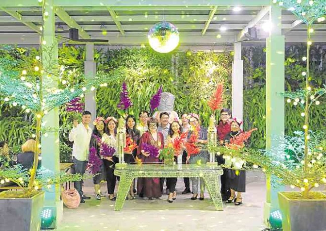 On the roof deck garden, Yuko Tsuji (fifth from right)with her Filipino friends led by host Virgie Ramos (beside Tsuji),withMatteo Guidicelli, Sandy Uy, Gila Garcia, Sheila Ramos, ShinjiOnishi, Ho YinWong, Kento Awano, Caroline Tsang, Rowell Santiago, Susan Joven