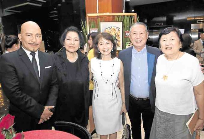 At the Via Mare book launchwith friends Leo Valdez,who started his singing career in Barretto’s first restaurant; Mila Abad, Mario Katigbak and the columnist