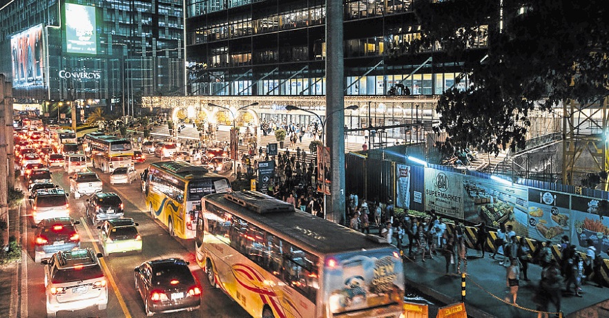 The prospect of being stranded on the road is keeping holiday shoppers away from the malls, say retailers. Above, Edsa traffic in early December. JILSON SECKLER TIU