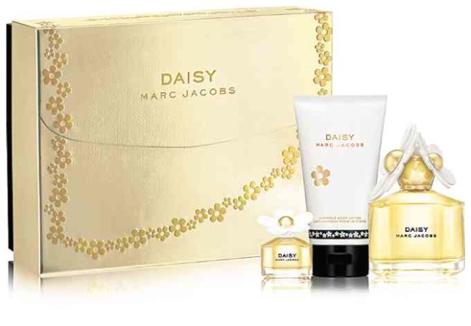 Daisy byMarc Jacobs is a fresh, feminine and sparkly floral-woody fragrance in a lovely bottle decorated with daisies on top. Floral notes include gardenia, violet and jasmine, with whitewoods, vanilla and musk. Gift set includes body lotion, eau de toilette and miniature.