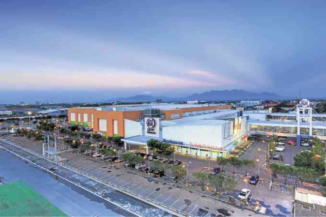 Abigger andbetter SMCity Bacolod has given Bacoleños more reasons to smile. Known as theMall of Asia of theWestern Visayas, it has a spectacular viewof the Guimaras Strait and its spectacular sunset, very much like that of the Mall of Asia.