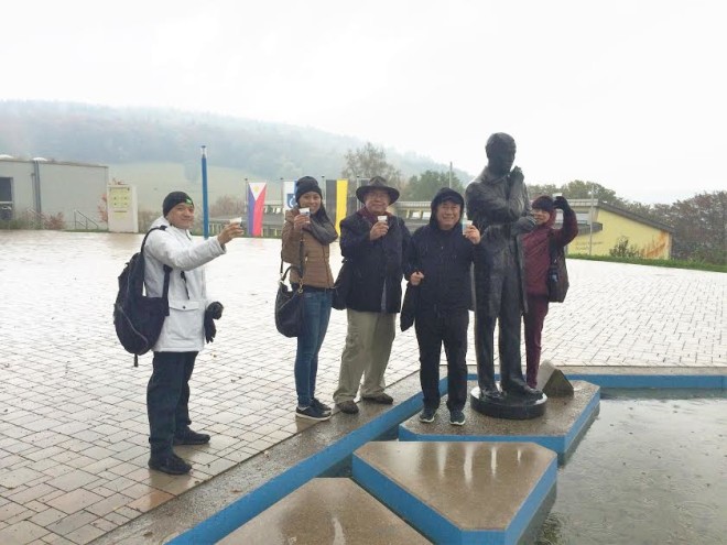The author (left) with Ani Almario, Butch Dalisay, Rio Almario and Lyn Almario at Rizal’s statue