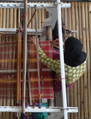 “Inaul” loom weaving —PHOTOS BY EDGAR ALLAN M. SEMBRANO