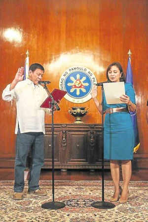 The President at work in a casual combo of rolled-up-sleeve “barong,” jeans and loafers —PDI PHOTO