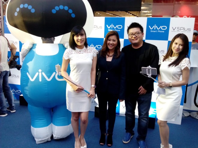 Flanked by Vivo mascot and selfie girls are Vivo Vice President of Channel Sales Hazel Bascon (left) and Vivo Philippines CEO  Ted Xiong (right) were in attendance for the launch.
