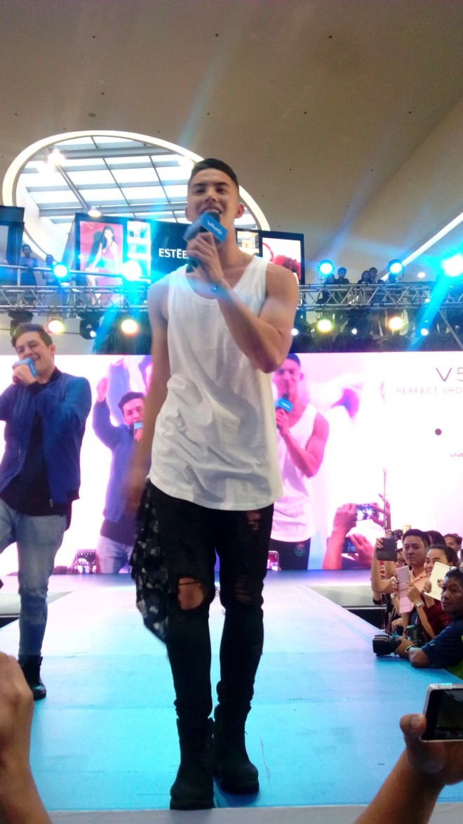 Tony Labrusca wows the spectators at the SM Mall of Asia.
