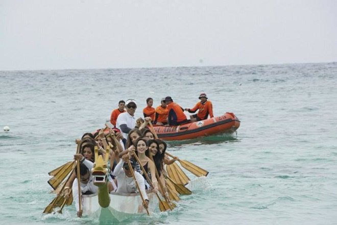 Miss Universe candidates try dragon boat-rowing. Photo by DOT