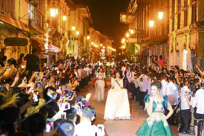 NIGHT OF STREET FASHION Agrand parade through Calle Crisologo in Vigan City greets a cheering crowd of residents and tourists who turned out on Sunday night to watch the Miss Universe Cultural Terno Show at the Heritage City, featuring 20 contestants of the pageant. —WILLIE LOMIBAO