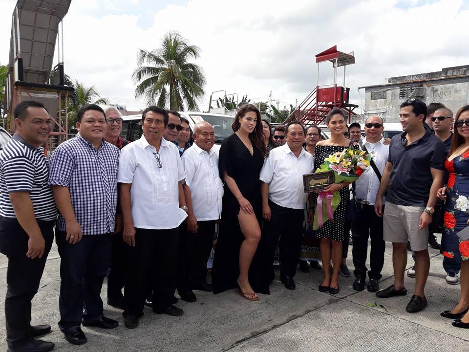 2015 Miss Universe Pia Wurtzbach (4th from right) and model Ashley Graham (center, 5th from left), are welcomed by local officials in Bohol. (Photo contributed by Leah Sumampong)