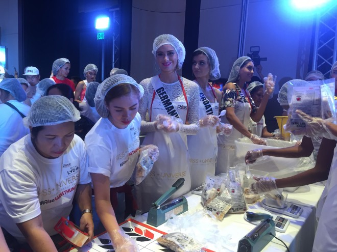 Miss Universe bets help pack food items in the Rise Against Hunger event. MARC JAYSON CAYABYAB