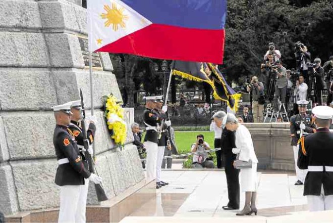 Emperor and Empress pay their respects at the RizalMonument in 2016.